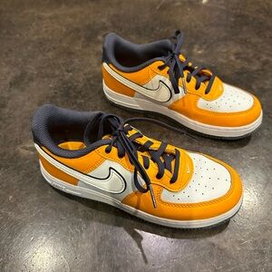 Nike Force 1 Low SE size 3 youth - orange
